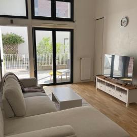 3 bright rooms, 2 bathrooms, 10 minutes from Paris