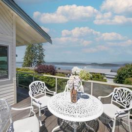 Stunning Ocean and Mountain Views with 2BR2BA and BBQ, hotel u gradu Ouk Harbor