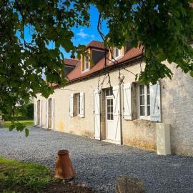 Gîte rénové en campagne verdoyante - 10 pers. - FR-1-489-636, Hotel in Rongères