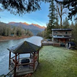 Riverfront Retreat Hot Tub Sauna Yard Gazebo and VIEWS، فندق في Gold Bar