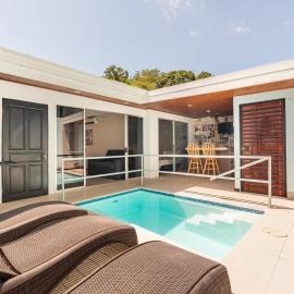 House with private pool, Herradura beach, hotel in Herradura