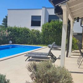 Apartment with private pool, hotel em Njivice
