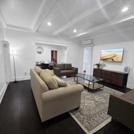 Spacious Family Oasis - Parking & Fenced Yard, hotel a Long Beach