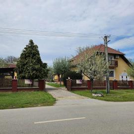 Estike Apartmanok, готель у місті Тісафюред