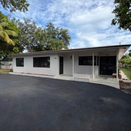 Modern Italian Villa Azure Near Beaches & sleeps 6, hotel in Biscayne Seaplane Base