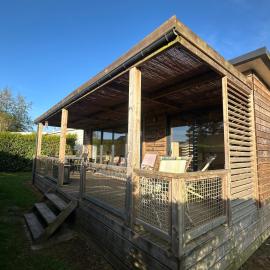 Chalet panoramique avec vue sur étang, hotel in Bec-de-Mortagne