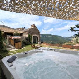 La Louverie I Jacuzzi privé I Vue Gorges du Tarn – hotel w mieście Mostuéjouls