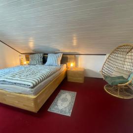 Großes Dachzimmer mit gemütlicher Sitzecke