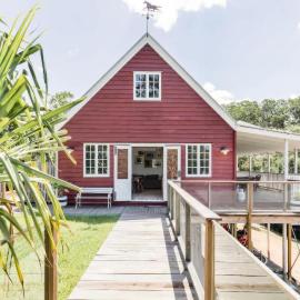 Little Red Barn in the Noosa Hinterland, готель у місті Doonan