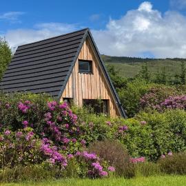 1 Bedroom Cabin with Loch & Mountain Views - Quiet Location between Glencoe & Ben Nevis
