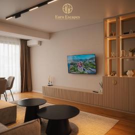 Designer Suite King Bed Sleeps 4 Near Pipera Metro