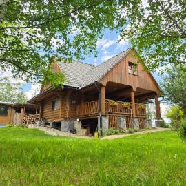 Drevenica pod vŕbami s farmou a zvieratami, hotel in Slovenská Ves