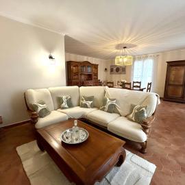 House with 5 bedrooms, 2 bathrooms, sleeps 9