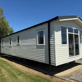 Modern 8 Berth Caravan At Steeple Bay Holiday Park In Essex Ref 36009A, hotel in Southminster