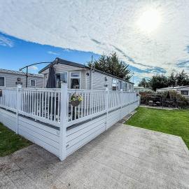 D Area, 2 Bed, 6 Berth Caravan With Decking And Unlimited Wi-Fi Opal Rated 36046D, hotel in Southminster