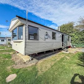 Homely 6 Berth Caravan At Steeple Bay In Essex Ref 36017D, hotel in Southminster