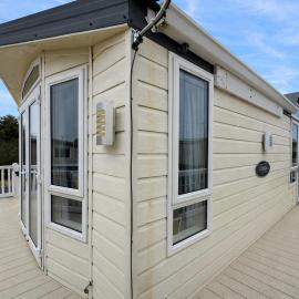 Lovely Caravan With Decking At Steeple Bay Holiday Park In Essex Ref 36073B, hotel in Southminster