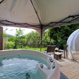 The Nook - Farm Park Stay with Hot Tub & Dome, Hotel in Swansea