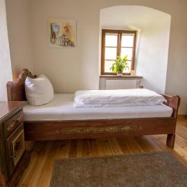Burgzimmer 4 mit bequemem Bett - bei Heidelberg