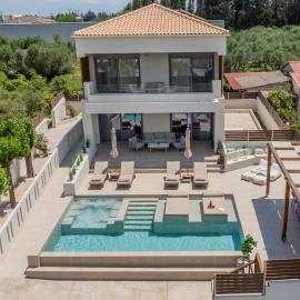Cantouni Villa, Luxury 5BR Retreat with Pool & Jacuzzi Near Town by Villa Mana Gers, hotel i Zákynthos by