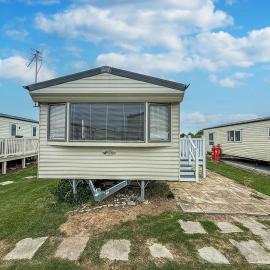 6 Berth Caravan At St Osyth Beach Holiday Park In Essex Ref 28007Gc, hotel in Clacton-on-Sea