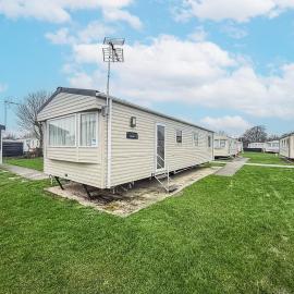 Lovley 8 Berth Caravan At Dovercourt Park, Essex Ref 44202B, hotel in Great Oakley