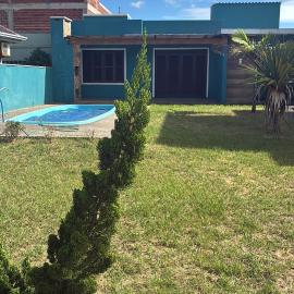 Casa com piscina e próxima ao mar em Imbe