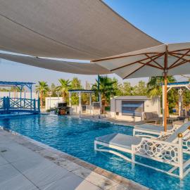Santorini Private Villa 40 Meters Pool Blue feeling, hotelli kohteessa Ras al Khaimah