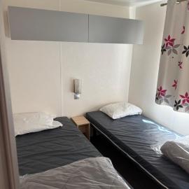 Mobil-home 4 à 6 personnes, hotel in Nans-les-Pins