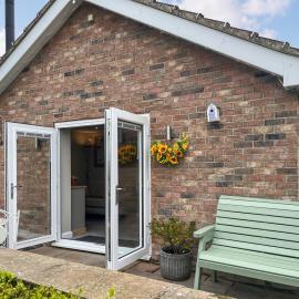Treetops Bungalow, hotel in Beeford