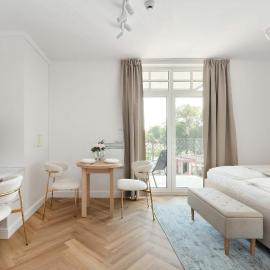 Eleganckie Studia z Balkonem Blisko Parku Zdrojowego by Renters Prestige, hotel in Ciechocinek