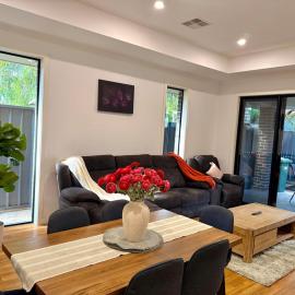 Modern 3 bedroom home Near AIRPORT &CBD، فندق في Keswick