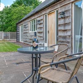 Charming Countryside Barn Rural Shropshire - Pass the Keys, hotel in Newport