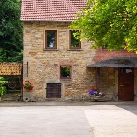 Historische Wassermühle im Wald mit Wasserfall, hotel din Apelern