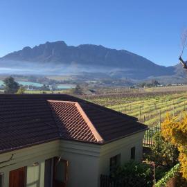 Apartment with mountain and vineyard views in Wellington Self Catering free fibre-wifi aircon, hotel i Wellington