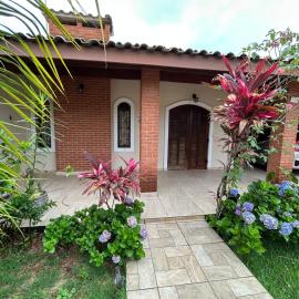 Casa no centro de Peruíbe - 100 metros da praia