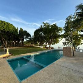Villa 17 - PD Seaview Pool Villa Upto 30 pax, hotel in Port Dickson