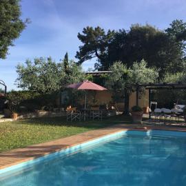 Chalet fronte piscina, hotel in Zambra