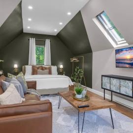 Mins. to Crystal Beach | Loft| Hot Tub| Spa Bath!, hotel in Fort Erie