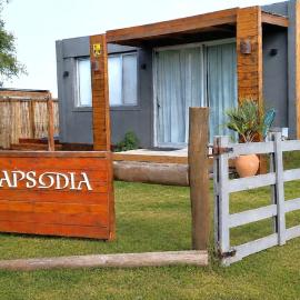 Exterior de Rapsodia con jardín en Punta Indio