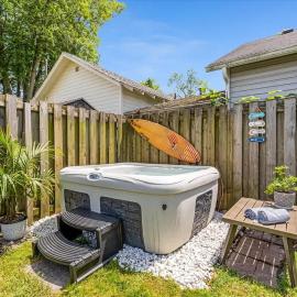 Fall Getaway|Crystal Beach Passes|Hottub|FirePit, hotel in Fort Erie