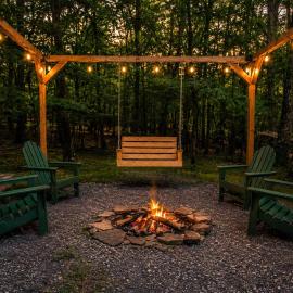 Cozy Cabin w Hot Tub Fire Pit & Loft Getaway, hôtel à Berkeley Springs