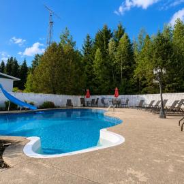 Le Palais Royal 18 Pers, Piscine, Spa & Loisirs, hotel en Wotton