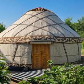 Traditional Nomad Yurt in Bishkek, hotel in Bishkek