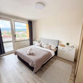Simcity I Views apt with balcony, EV charger, Gym and grocery stores near by 5 min walk to city center 24 7 self check in