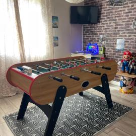 À la villa familiale spa sauna salle de jeux babyfoot fléchettes et autre