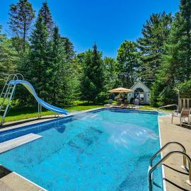 Pet Friendly: Private Pool & Home Theater, Hotel in Buchanan