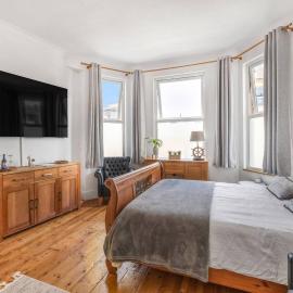Lovely spacious, quiet ground floor apartment, hotel in Plymouth