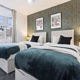 Family & Contractors Frienldy 4 Bed Home with Parking & Garden Near City Centre, hotel in Wyken