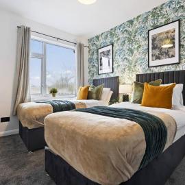 Family & Contractors Frienldy 4 Bed Home with Parking & Garden Near City Centre, hotel in Wyken